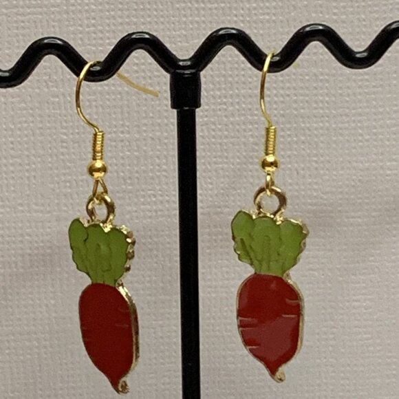 Beet Earring, Vegetable Earring, Funny Food Earring, Gift Idea, Silly Earring - Picture 4 of 4